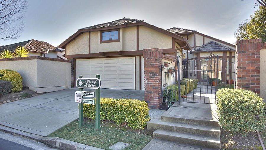 1st image of 335 Jacaranda Dr
