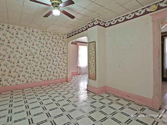 5th image of 921 S Victory St
