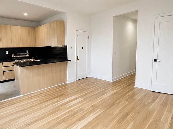 3rd image of 132 Franklin St APT 2