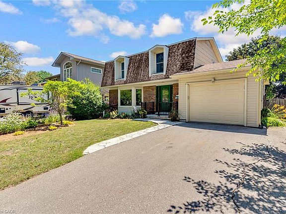 2nd image of 15 Lewis Cres