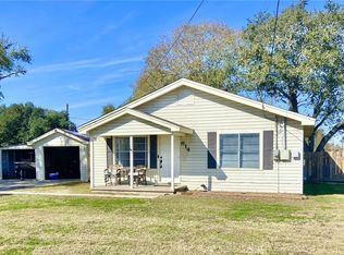 614 E Division St, Edna, TX 77957