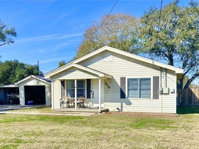 614 E Division St, Edna, TX, 77957