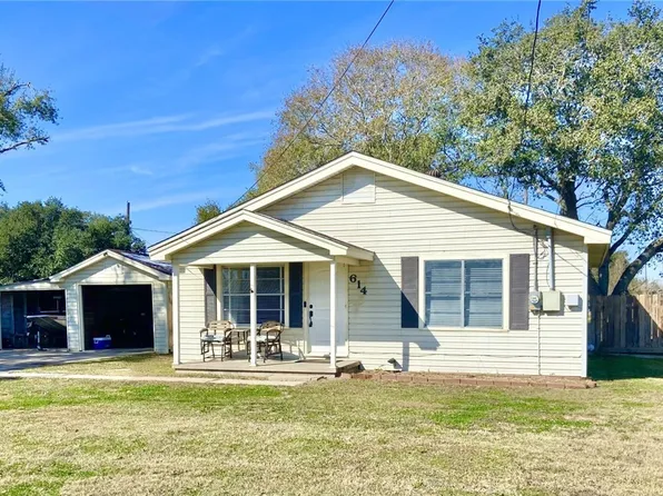 614 E Division St, Edna, TX 77957