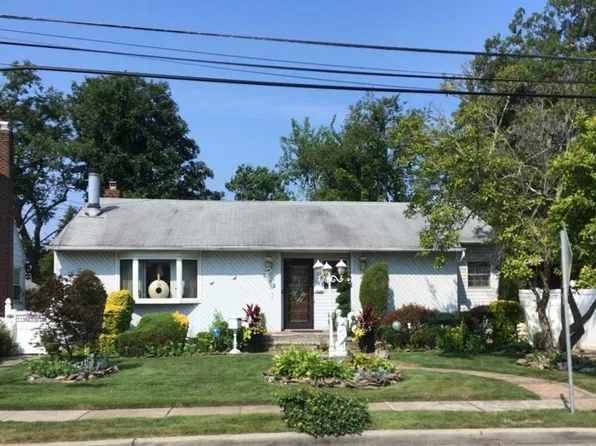 902 Edwards Blvd, Valley Stream, NY 11580