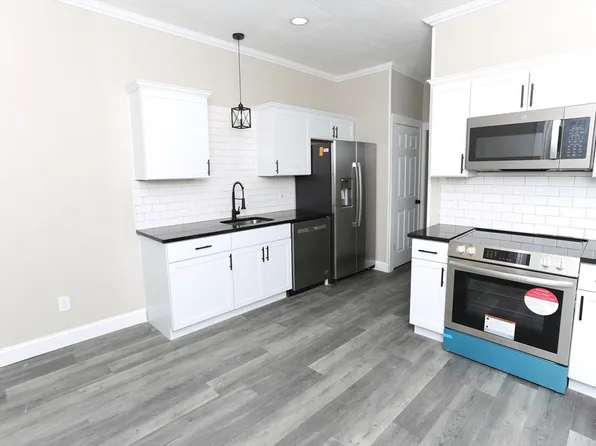 526 Pleasant St #E, Holyoke, MA 01040