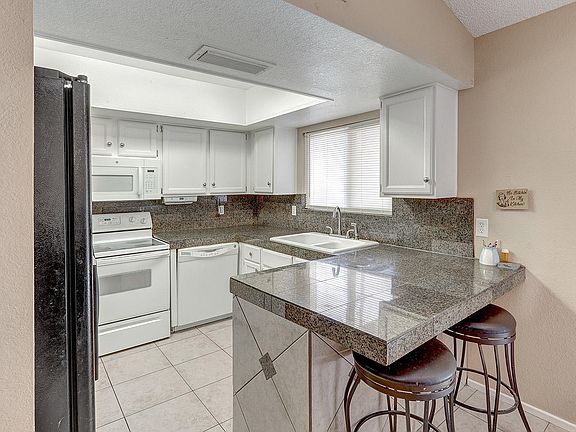 3rd image of 637 N Orlando