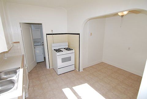 5th image of 247 Loma Ave APT A