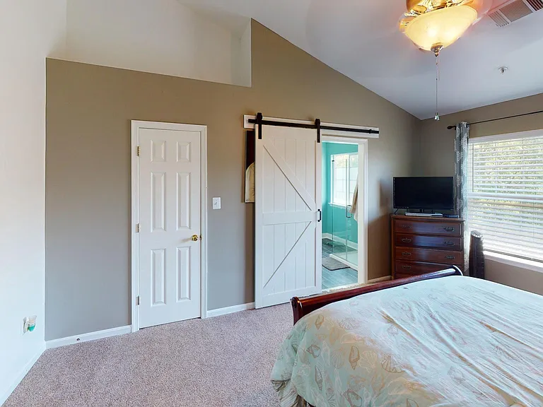 719 Summertime Dr — Photo 32