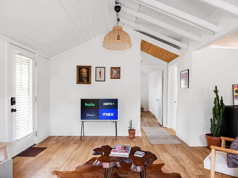 2504 Francisco St — Photo 6