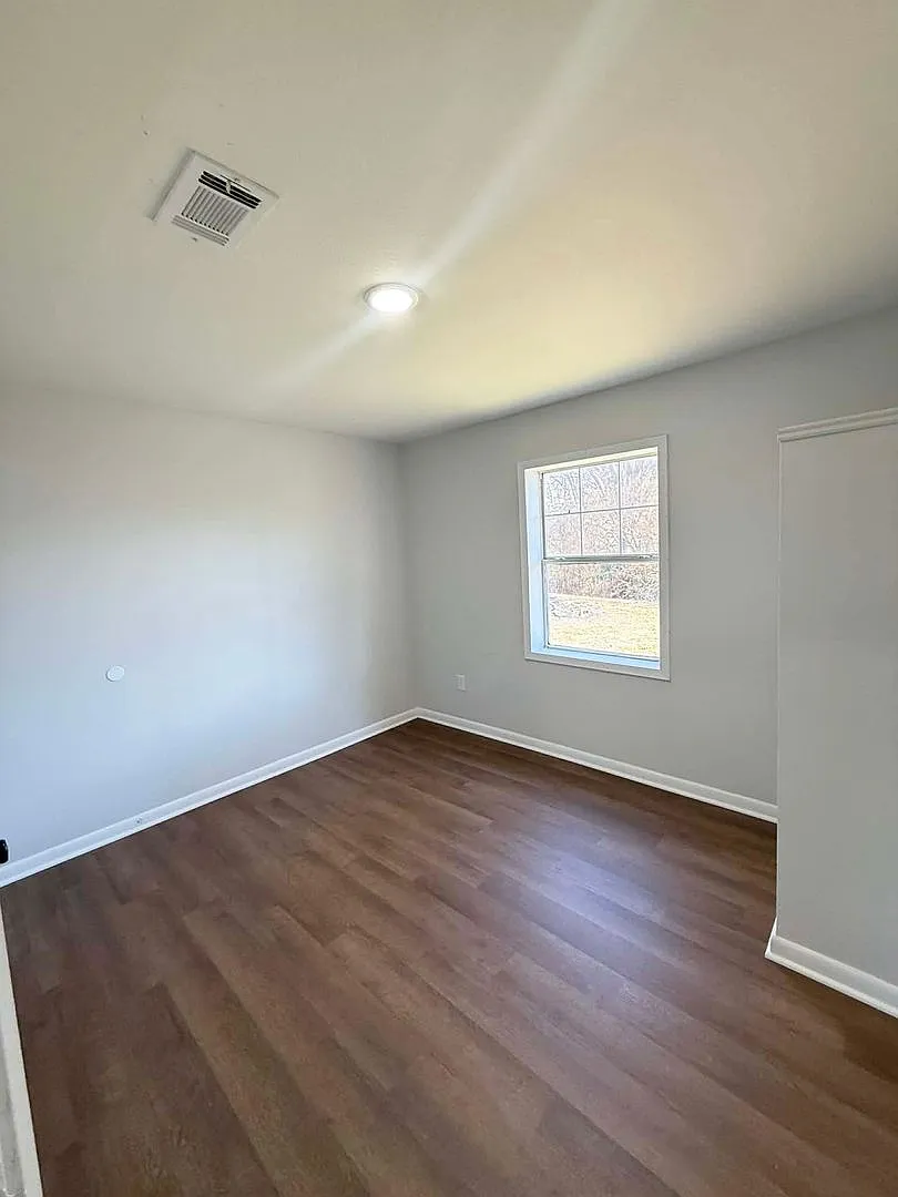 2 Bed 1 Bath Close to Downtown — Photo 3