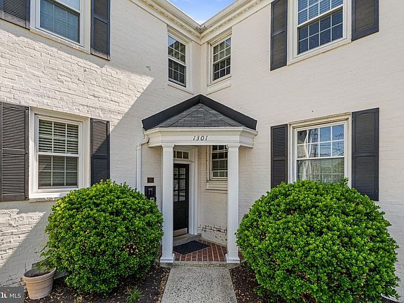 3rd image of 1301 S Walter Reed Dr APT 102