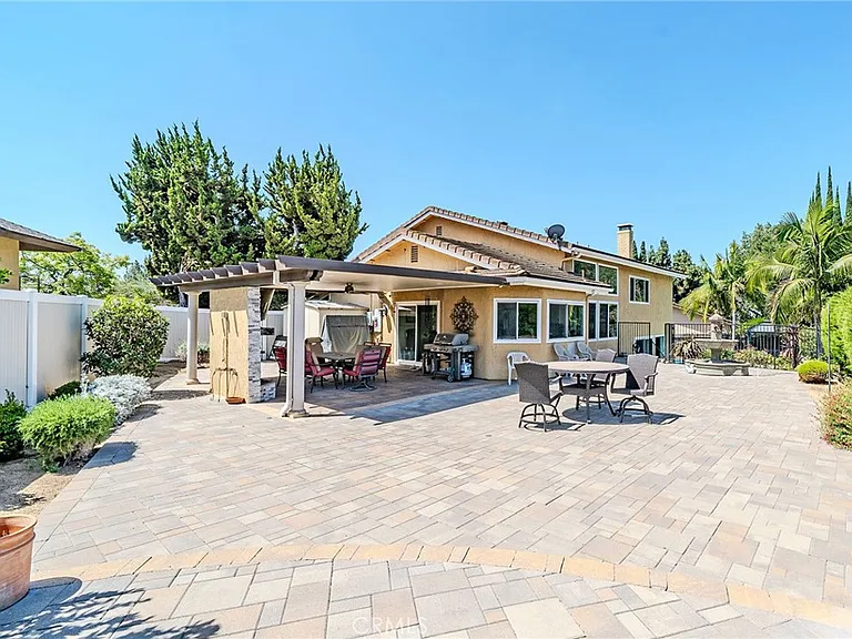1901 Celeste Ln — Photo 40