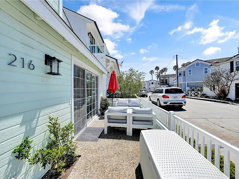 216 Collins Ave — Photo 18