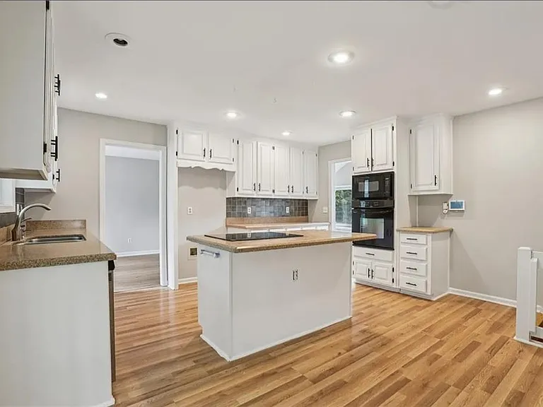270 Saint Simons Cv — Photo 11