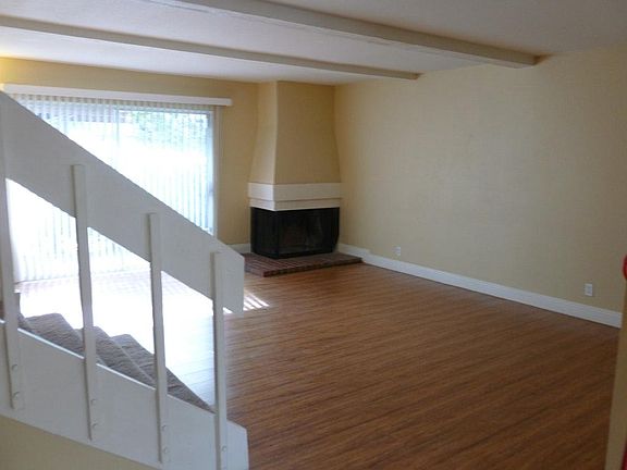3rd image of 548 Oakbrook Ln