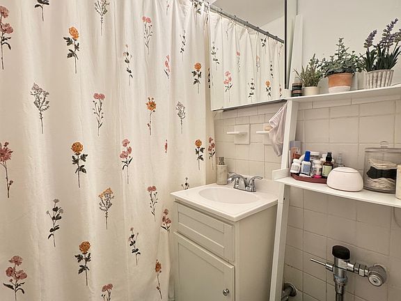 4th image of 319 W 22nd St APT 5D