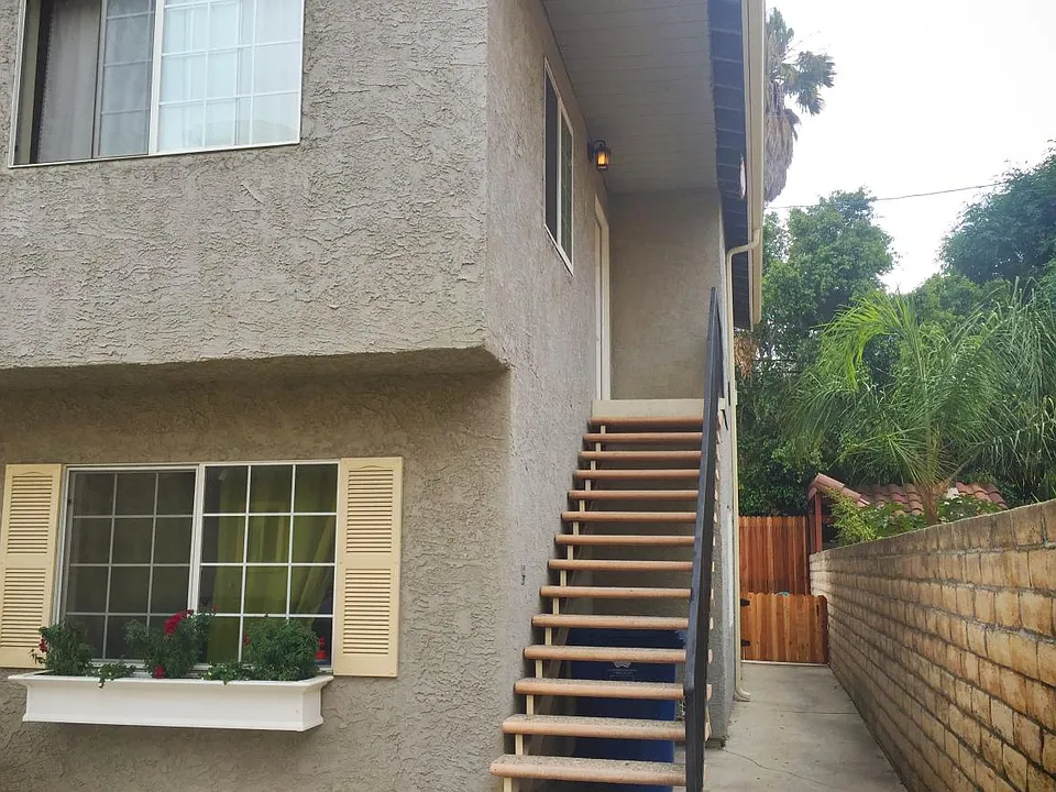 Lower unit in duplex behind front house