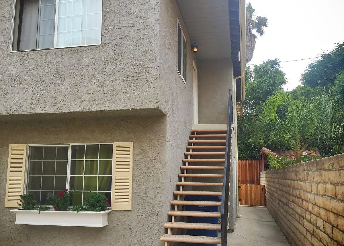 Lower unit in duplex behind front house - 2028 Clyde Ave #1