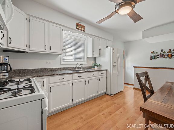 4th image of 808 N Geneva Ave