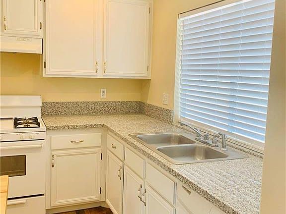 4th image of 2109 Fountain Valley Way