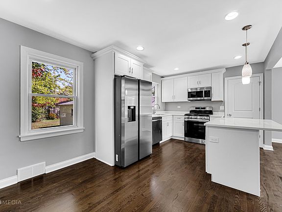 3rd image of 809 Beach Ave
