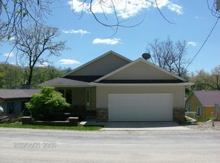 6129 NE Lakeshore Dr, Brooklyn, IA 52211