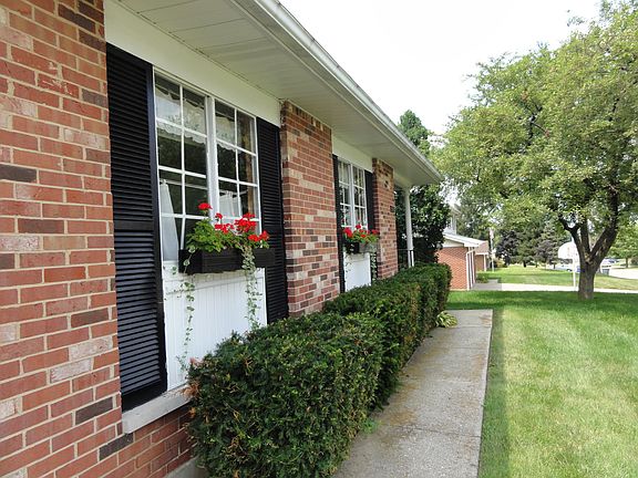 3rd image of 845 Twin Oaks Dr