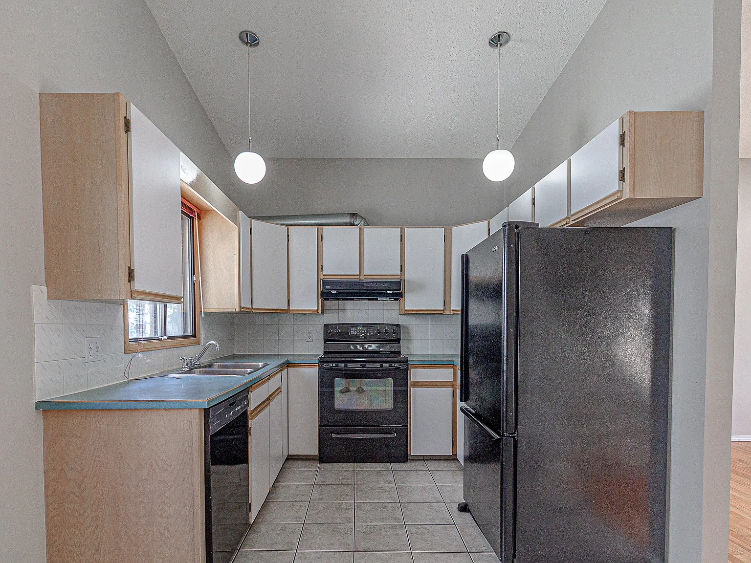 Beautiful + Spacious 3 Bed, 2.5 Bath + Den! Ranchlands Home In A Great Location! — Photo 4
