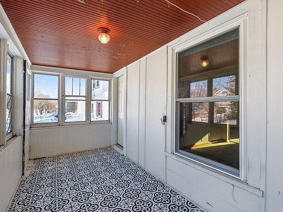 4th image of 274 Wyoming St E