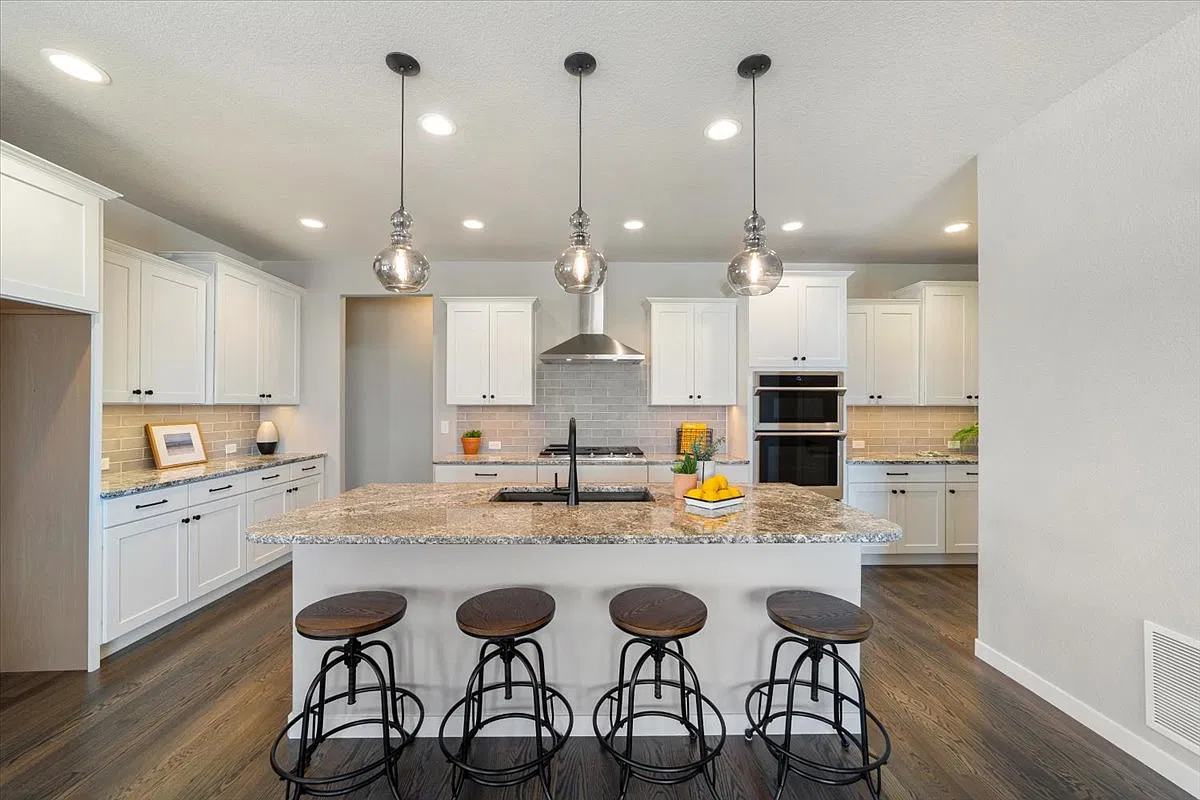 5 bed, 3300 sqft, $4,395 — Photo 4