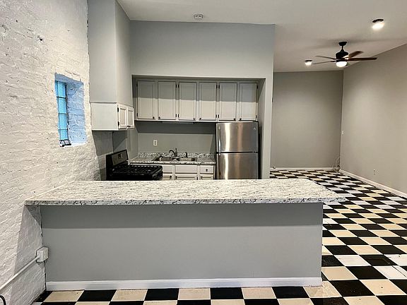 4th image of 1460 W Erie St #1