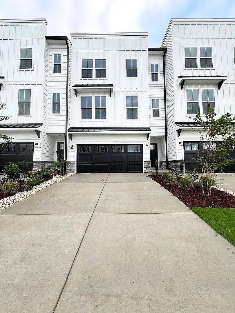 Room in 4 Bedroom Home at Walnut Hill Rd NW — Photo 4