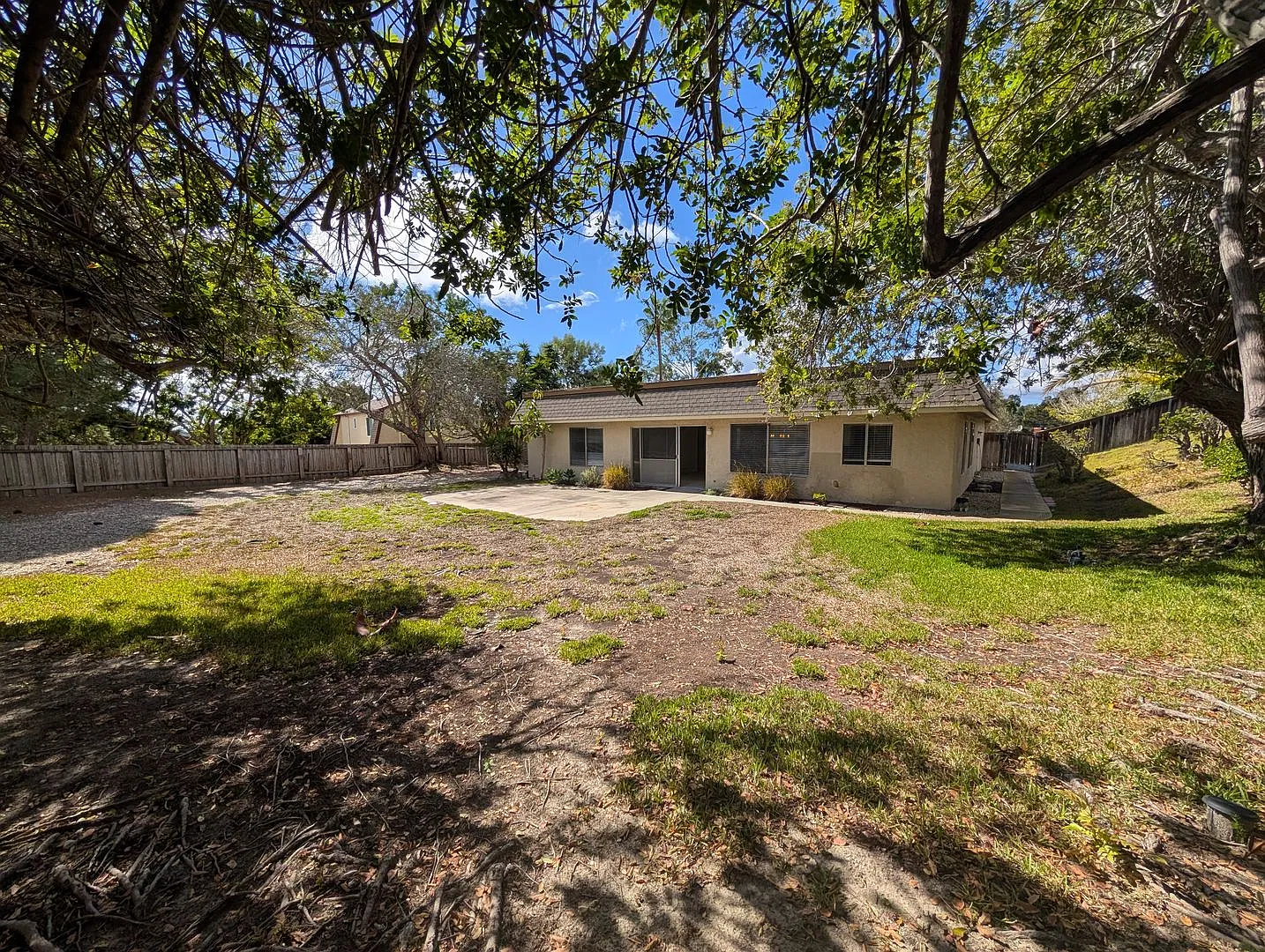 Single Level Desirable 4 Bedroom Home in Hennie Hills! — Photo 1