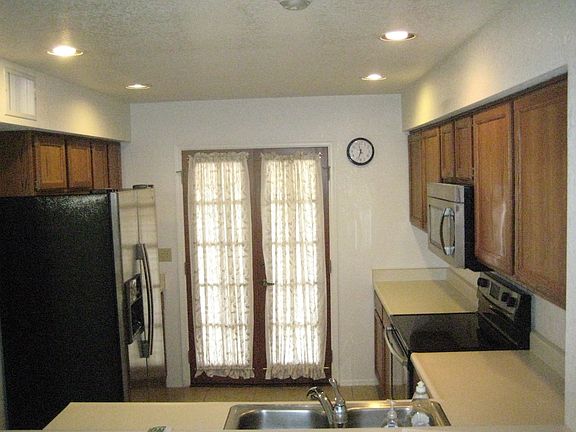 Newer appliances in Kitchen