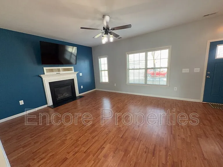 912 Custom Oak Ln — Photo 2