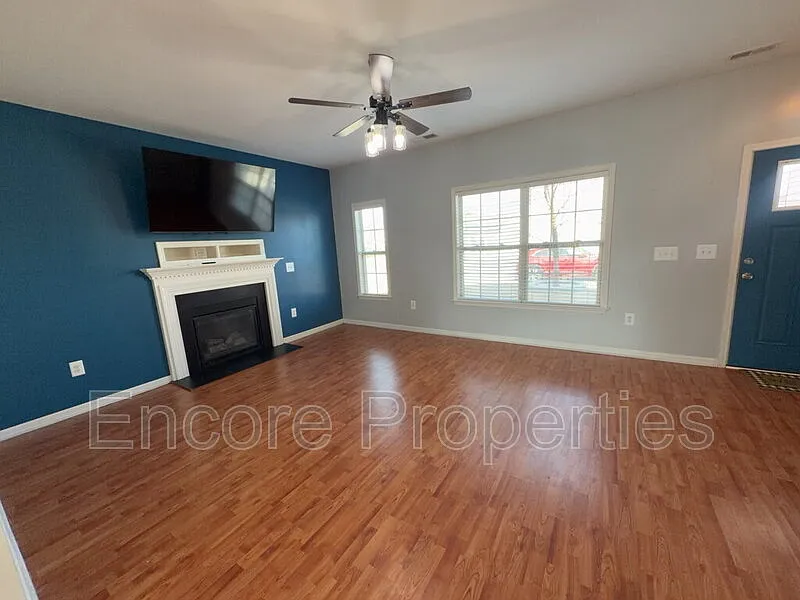 Photo 2 of 18 - 912 Custom Oak Ln - Fuquay Varina, NC Building Photo - 912 Custom Oak Ln