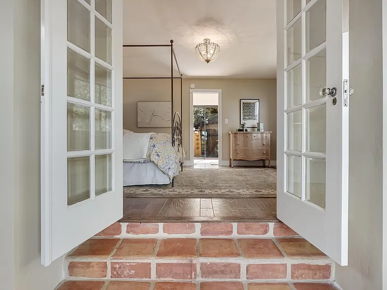 1398 Community Dr — Photo 32
