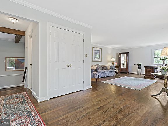 3rd image of 1458 Highwood Dr