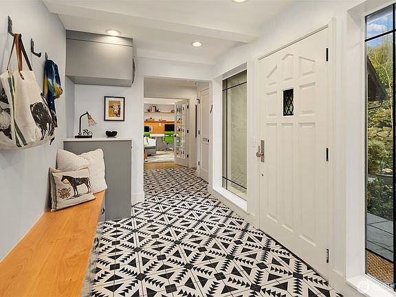 2nd image of 3530 W Laurelhurst Drive NE