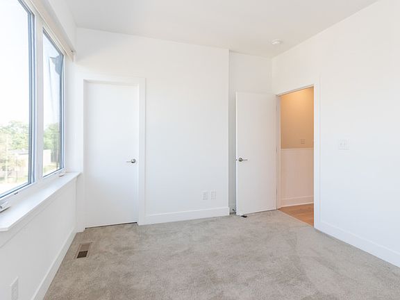 4th image of 1035 N Park Ave