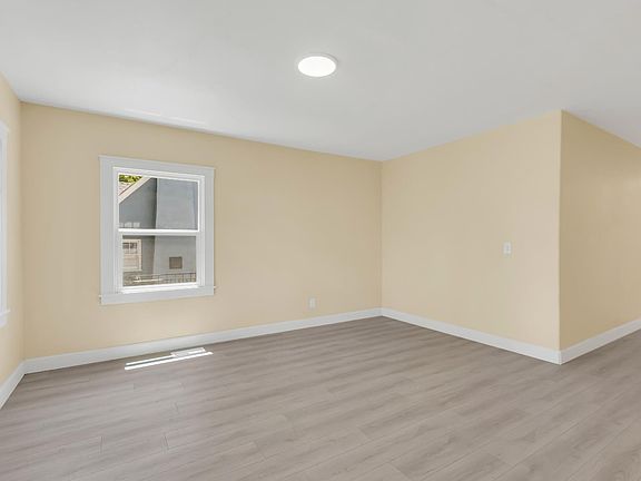 4th image of 2114 23rd St APT 4