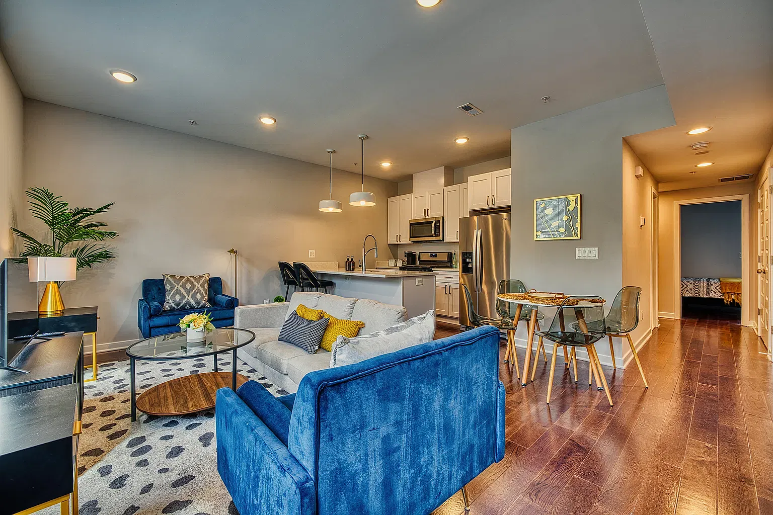 2 bed, 860 sqft, $2,400 — Photo 2