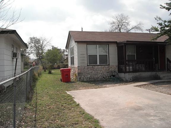 2nd image of 318 W Avenue C