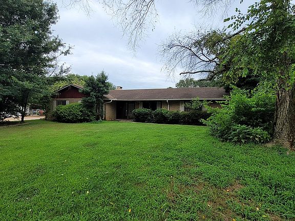 3rd image of 2283 Country Club Dr SE