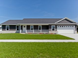 1220 Evelyn Dr, Ely, IA 52227