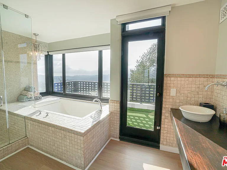 13211 Mulholland Dr — Photo 34