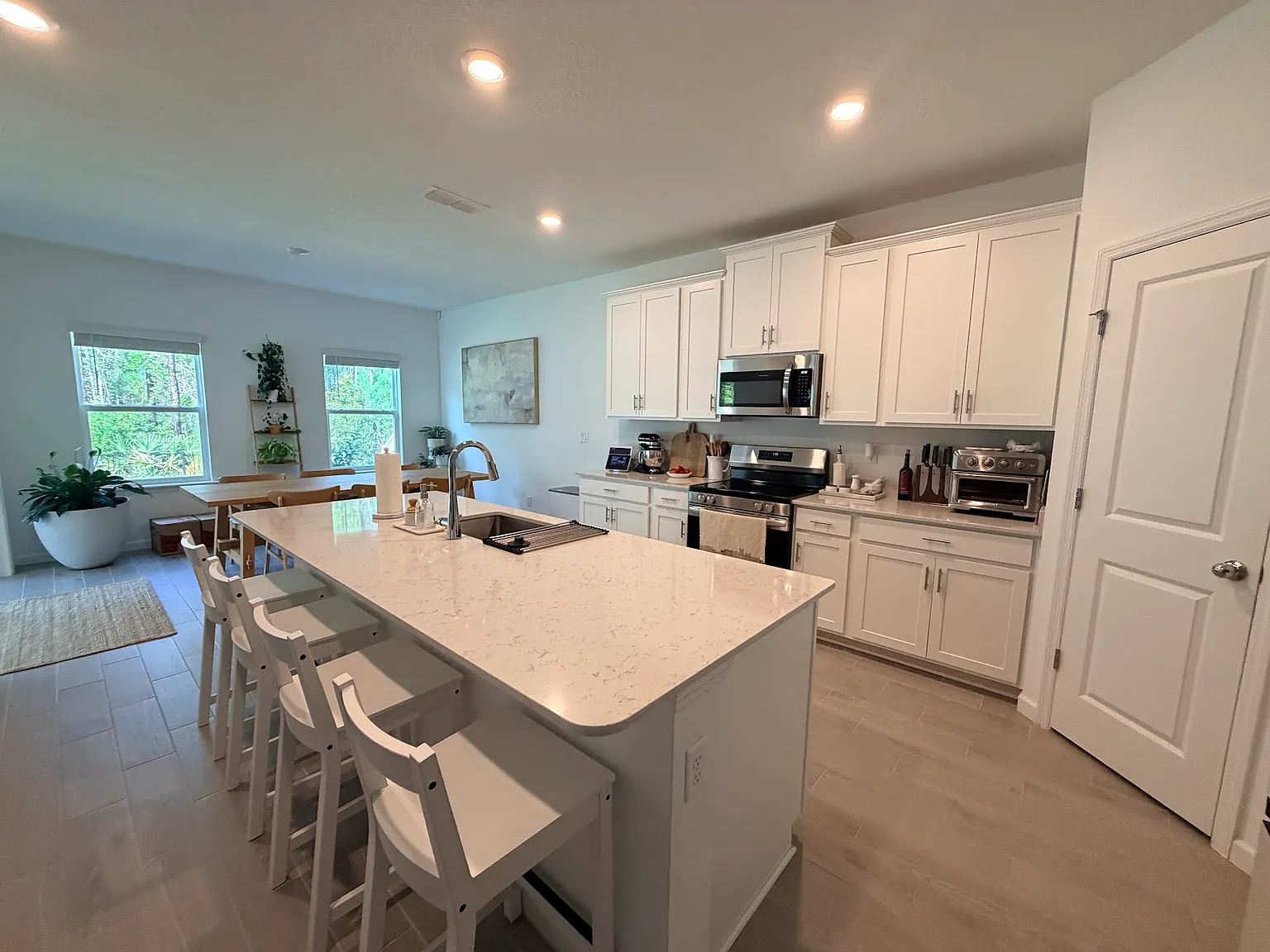 4 bed, 2100 sqft, $2,695 — Photo 4