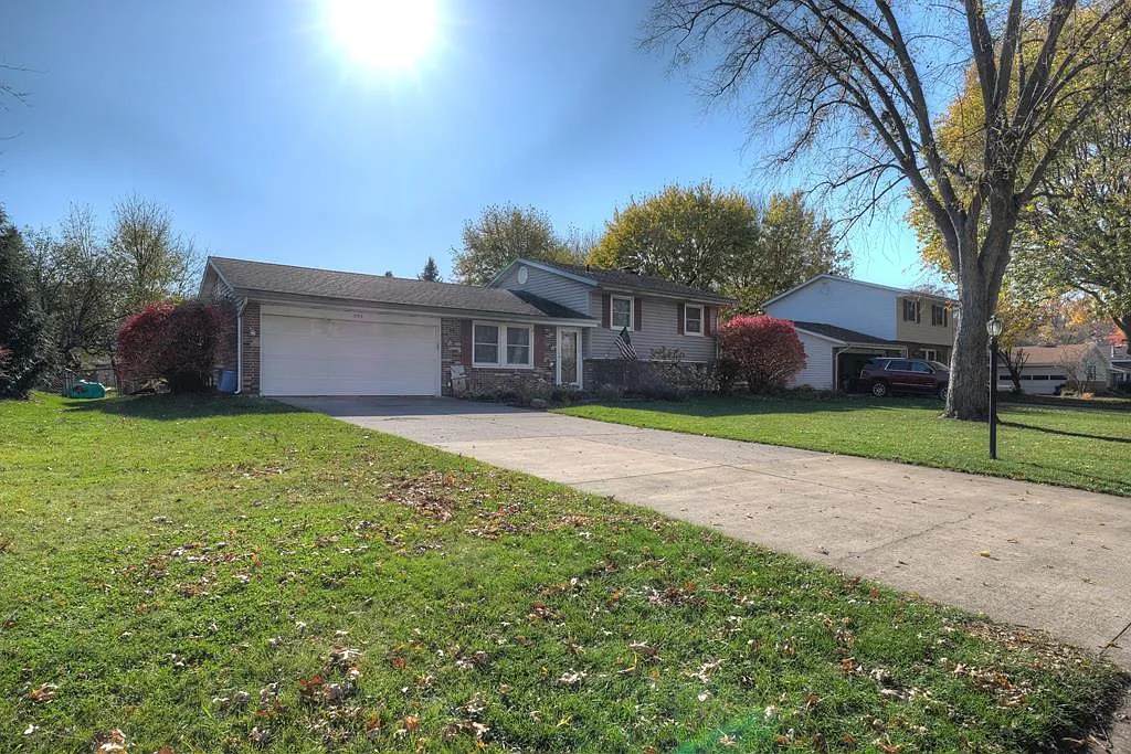 995 Champagne Dr photo 1