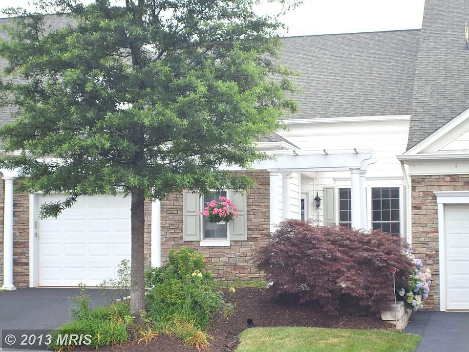 1st image of 44480 Oakmont Manor Sq