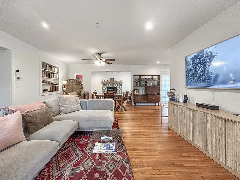 1021 Iroquois St — Photo 2